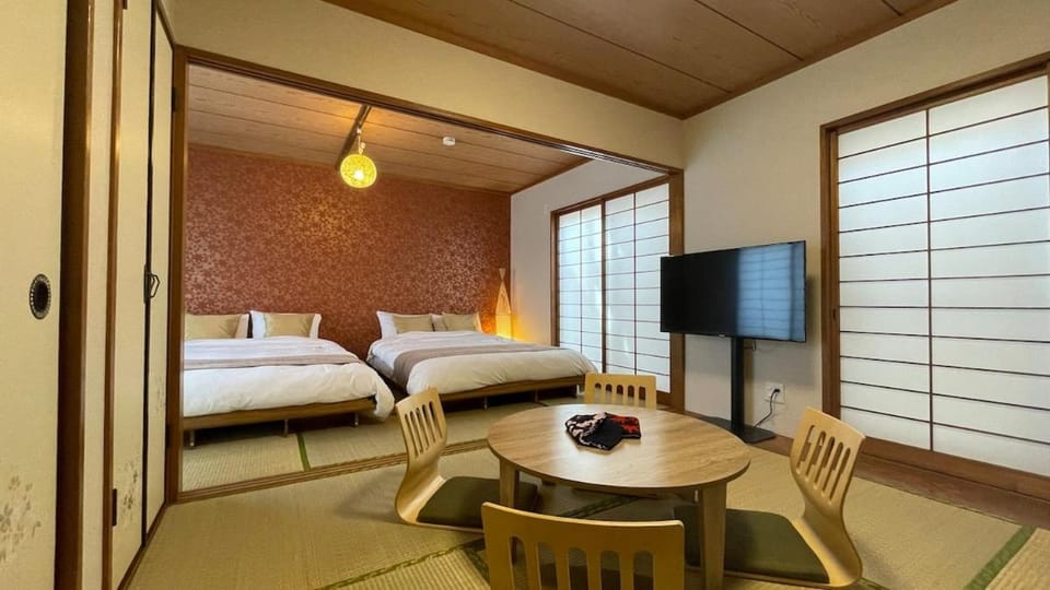 Bed, TV and multimedia, Photo of the whole room, Seating area, Bedroom