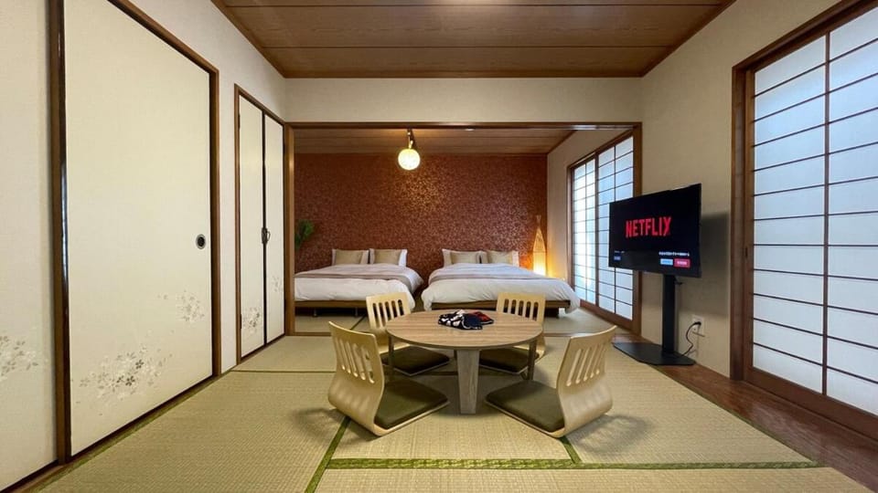 Bed, TV and multimedia, Photo of the whole room, Seating area, Bedroom