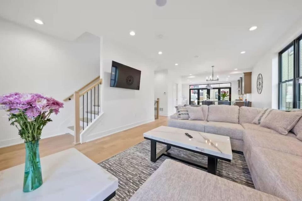 Communal lounge/ TV room, TV and multimedia, Living room, Seating area, Evening entertainment