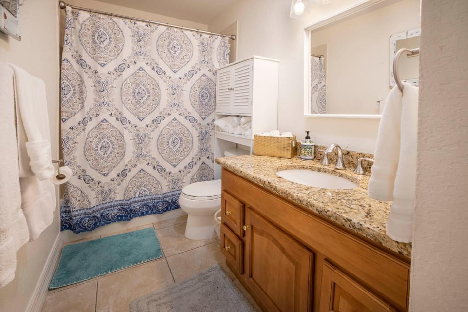 Village Breeze - Heated Pool, Private Patio, Village and Beach! House in Siesta Key