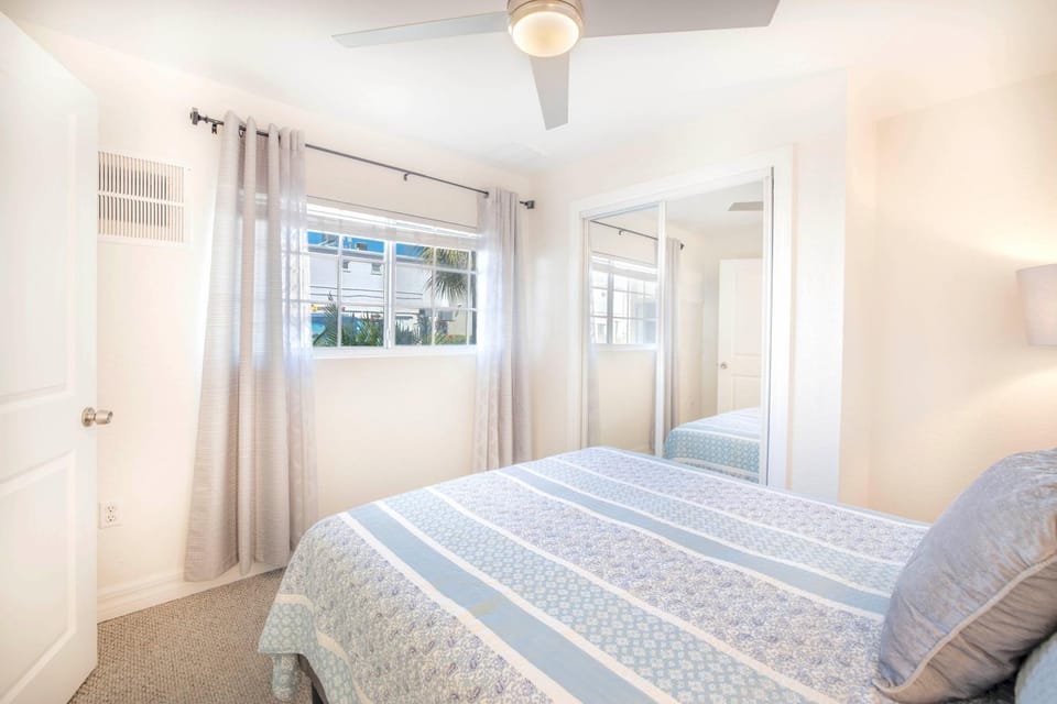 Village Breeze - Heated Pool, Private Patio, Village and Beach! House in Siesta Key