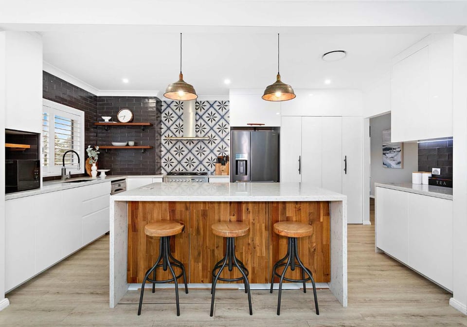 Coffee/tea facilities, Kitchen or kitchenette, Dining area, oven, stove