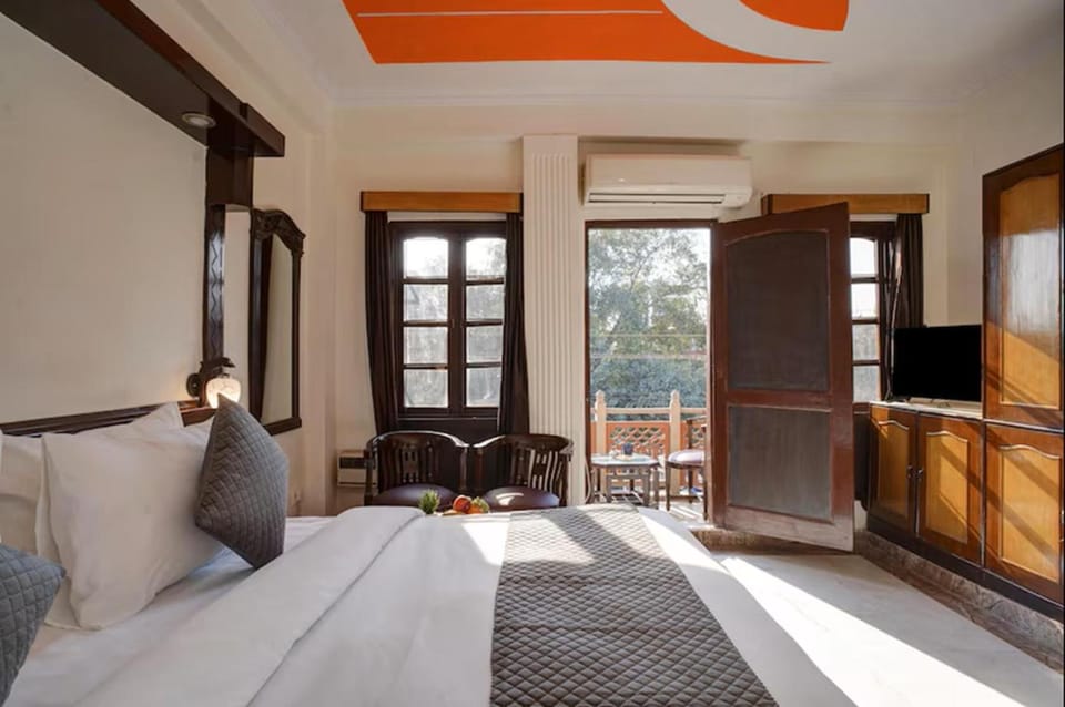 Bed, TV and multimedia, Photo of the whole room, Seating area, Bedroom, air conditioner
