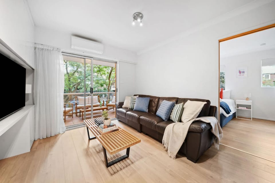 TV and multimedia, Living room, Seating area, air conditioner