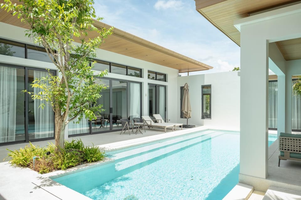 Property building, Pool view, Swimming pool, Swimming pool, sunbed