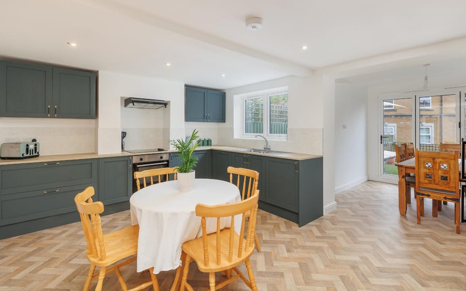 Heart of Cowes - 10 Guests, 200m to Town, Sea View House in England