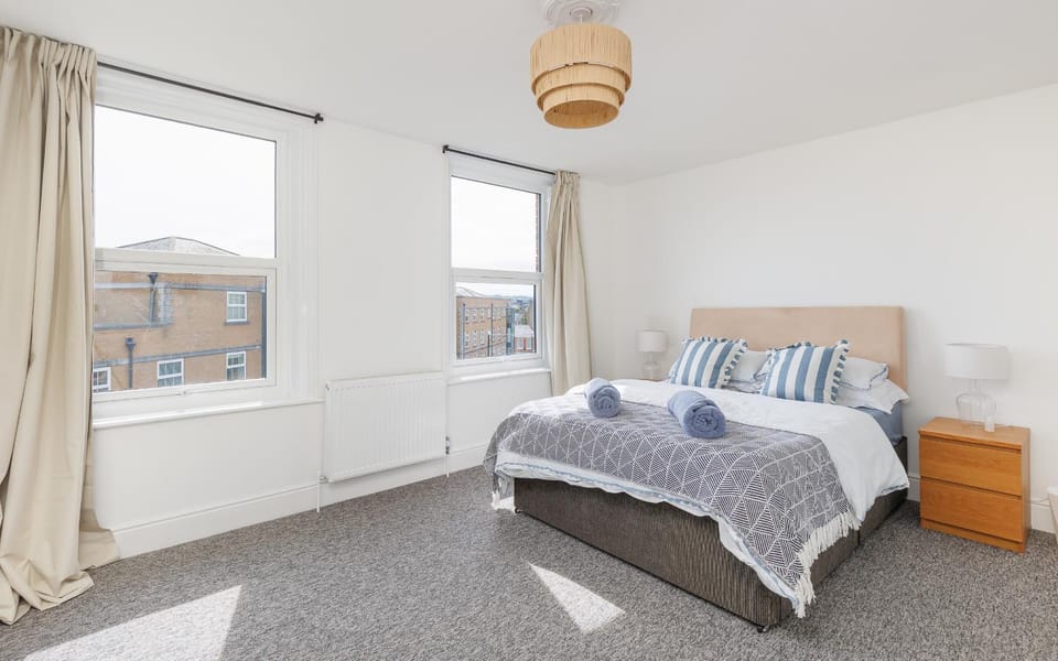 Heart of Cowes - 10 Guests, 200m to Town, Sea View House in England