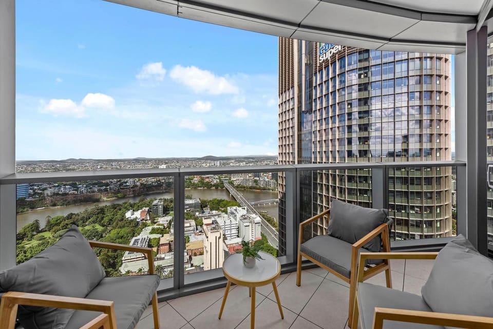 Queens Wharf - Luxe 2BR with Stunning Views & Pool Apartment in Brisbane City