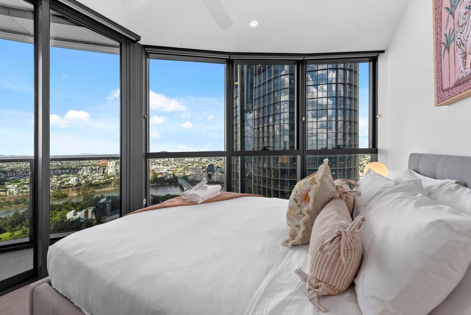 Queens Wharf - Luxe 2BR with Stunning Views & Pool Apartment in Brisbane City