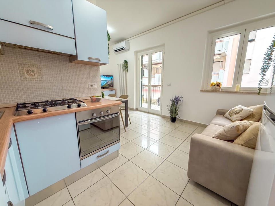 Kitchen or kitchenette, Seating area, stove