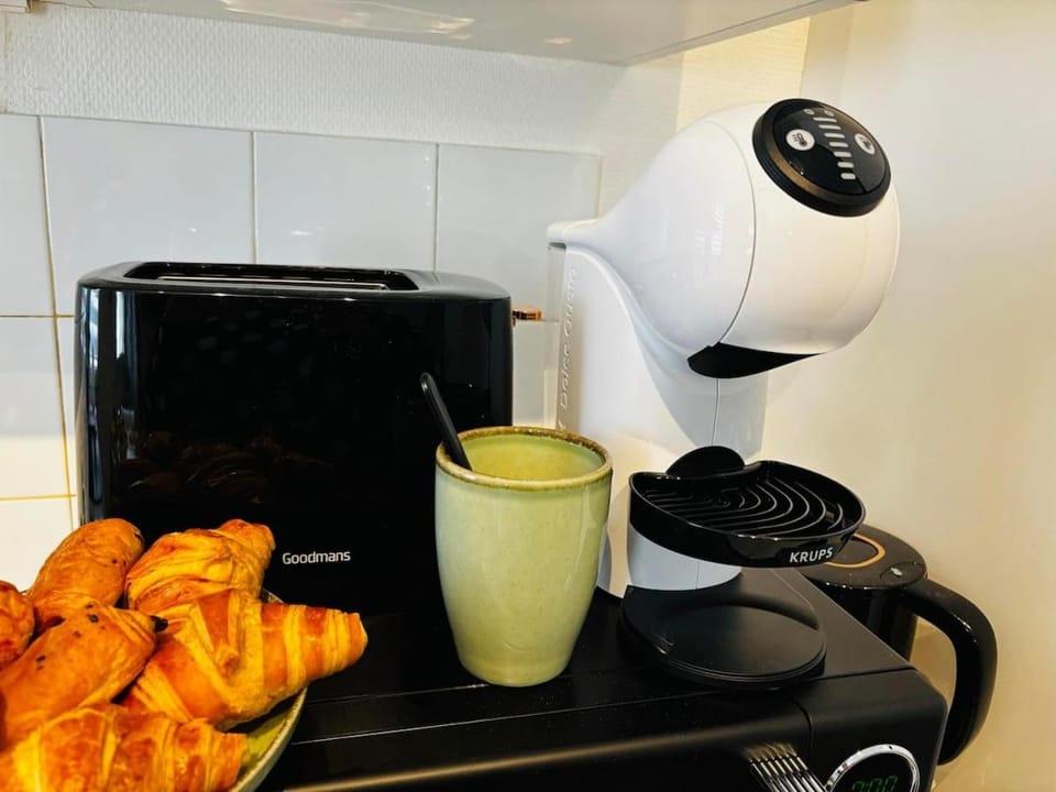 Coffee/tea facilities, Kitchen or kitchenette, stove, toaster