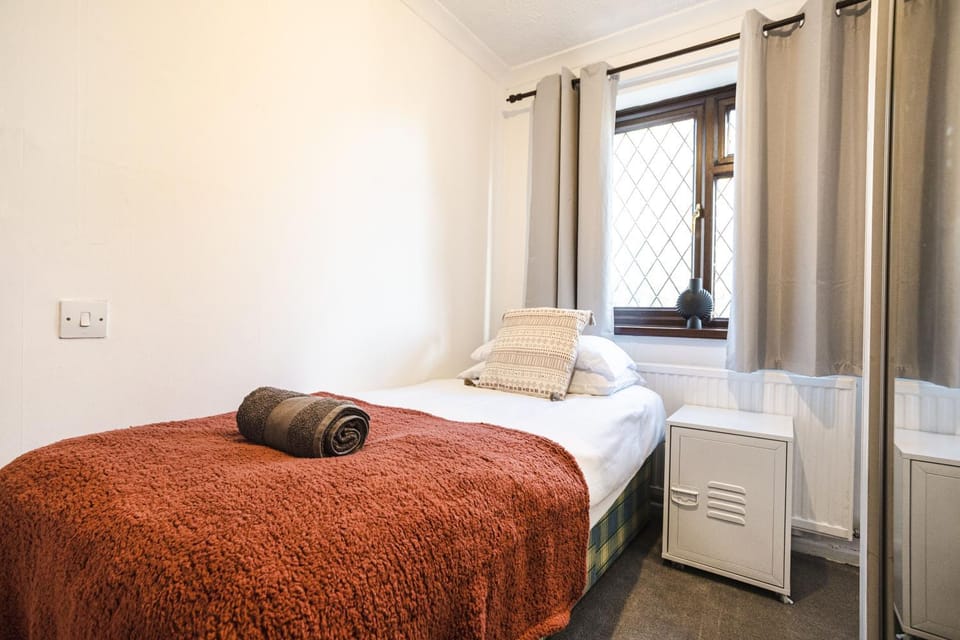 Bed, Bedroom, towels