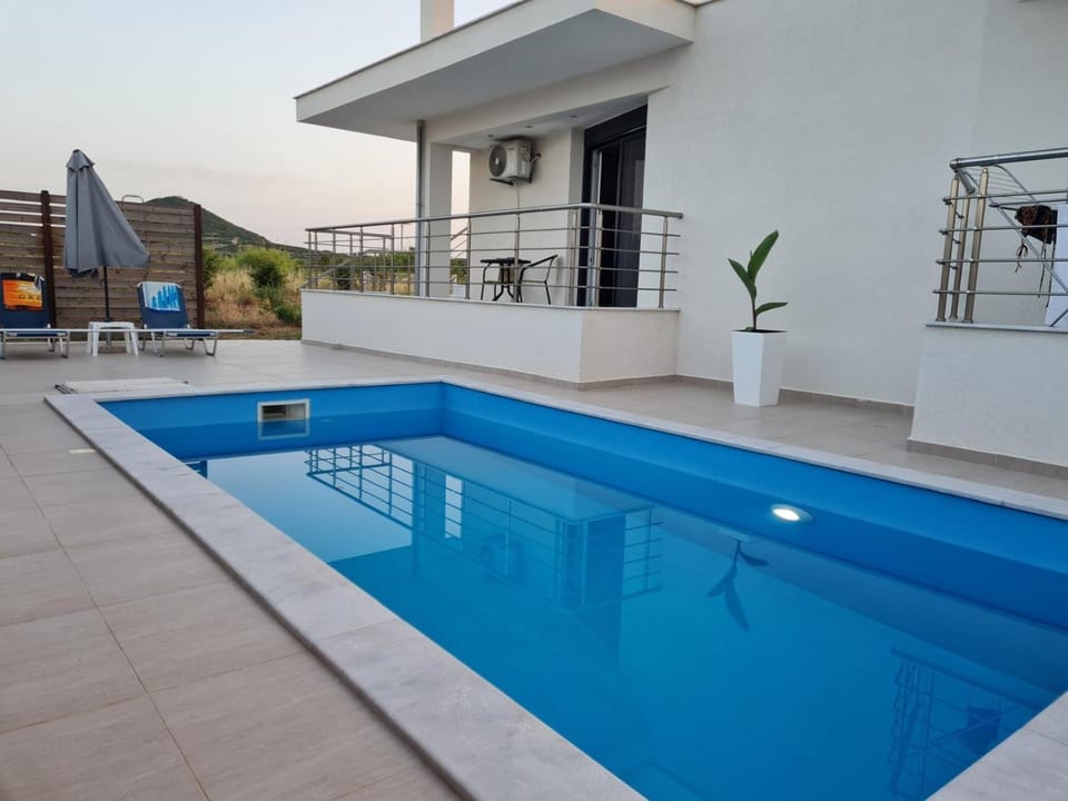 Property building, Day, Pool view, Swimming pool, sunbed