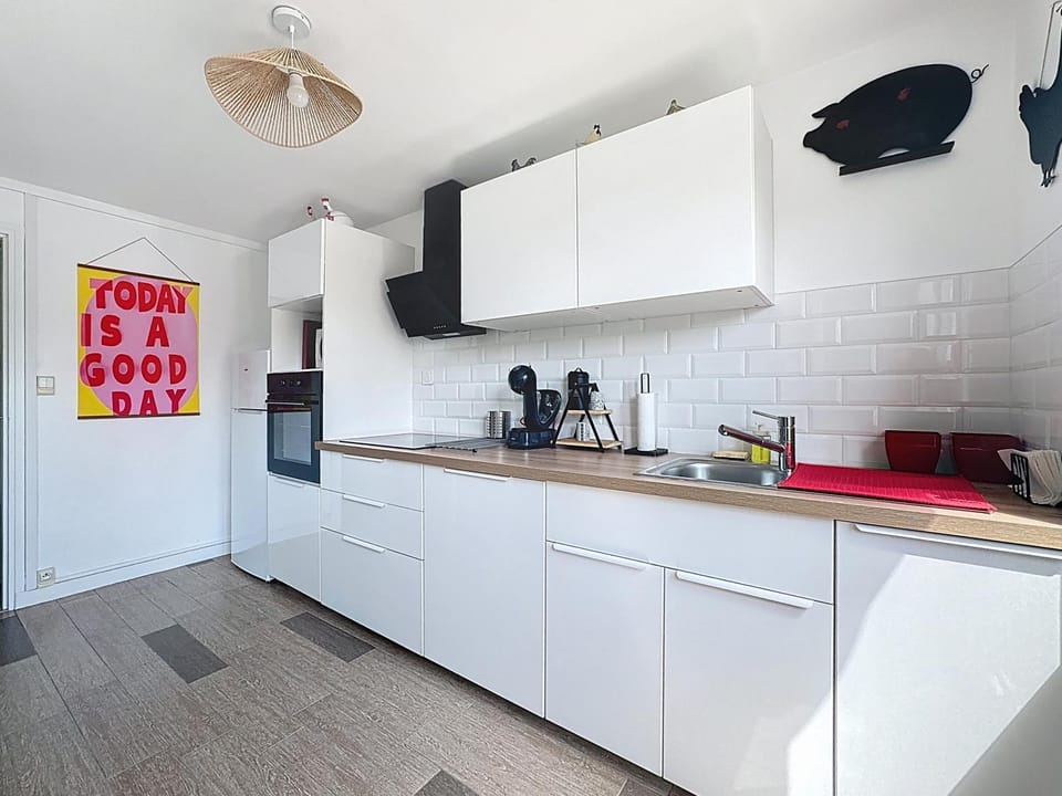 Coffee/tea facilities, Kitchen or kitchenette, oven, stove