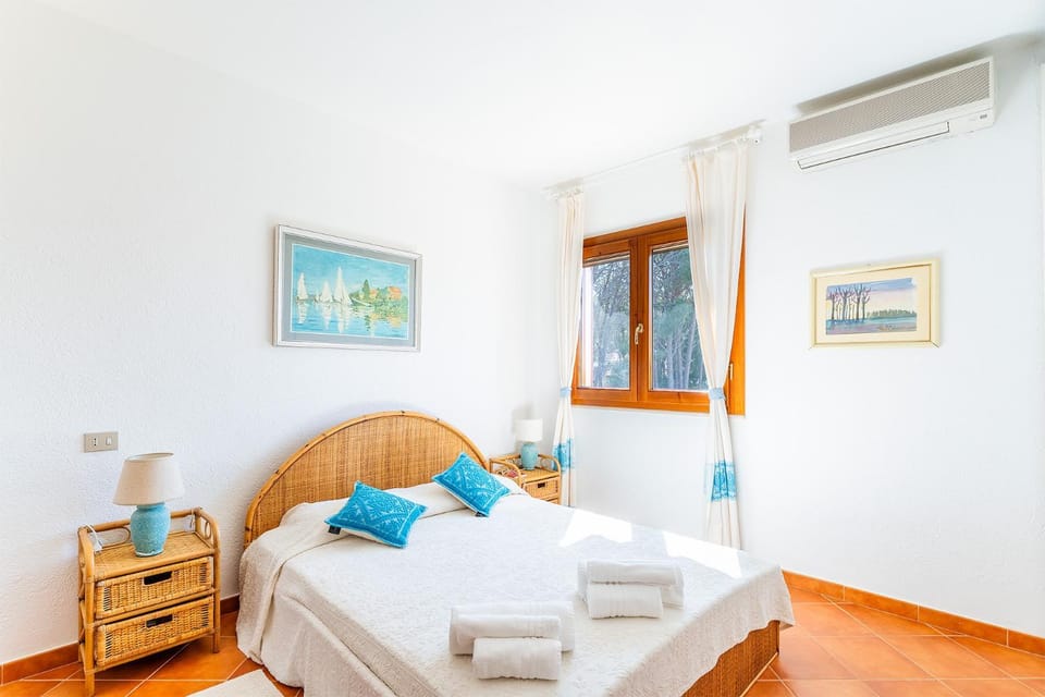 Bed, Photo of the whole room, Bedroom, towels, air conditioner