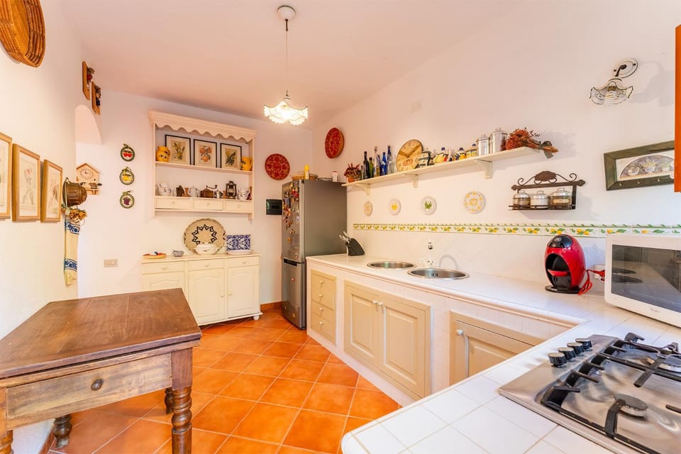 Kitchen or kitchenette, dishwasher, stove