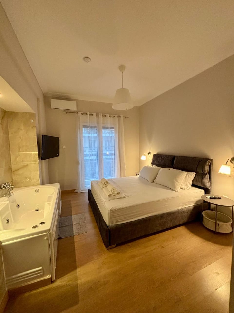 Bed, Photo of the whole room, Bedroom