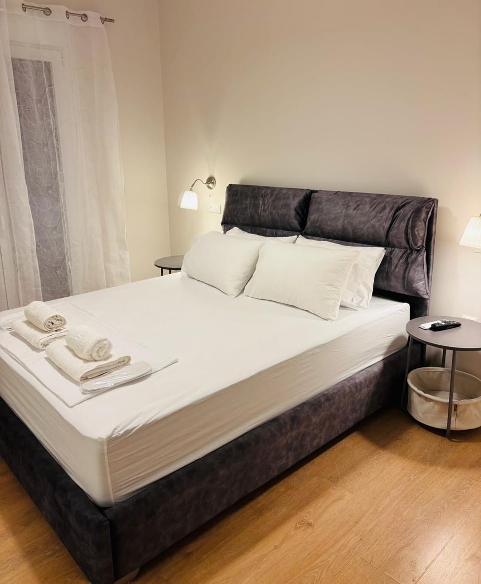 Bed, Photo of the whole room, Bedroom, towels