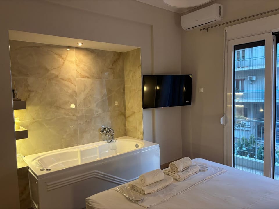 Bed, Hot Tub, Hot Tub, Steam room, Photo of the whole room, Bedroom, towels