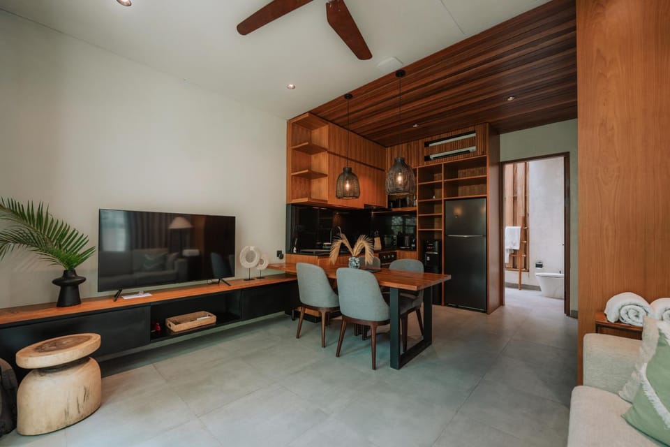 Toilet, TV and multimedia, Coffee/tea facilities, Kitchen or kitchenette, Living room, Dining area, microwave, oven, stove, toaster, kitchen