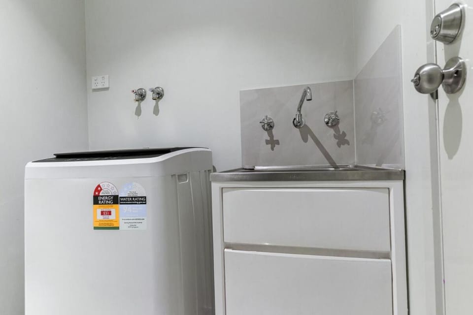 Spacious Point Cook Retreat & Free Parking House in Melbourne