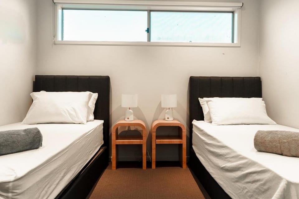 Spacious Point Cook Retreat & Free Parking House in Melbourne