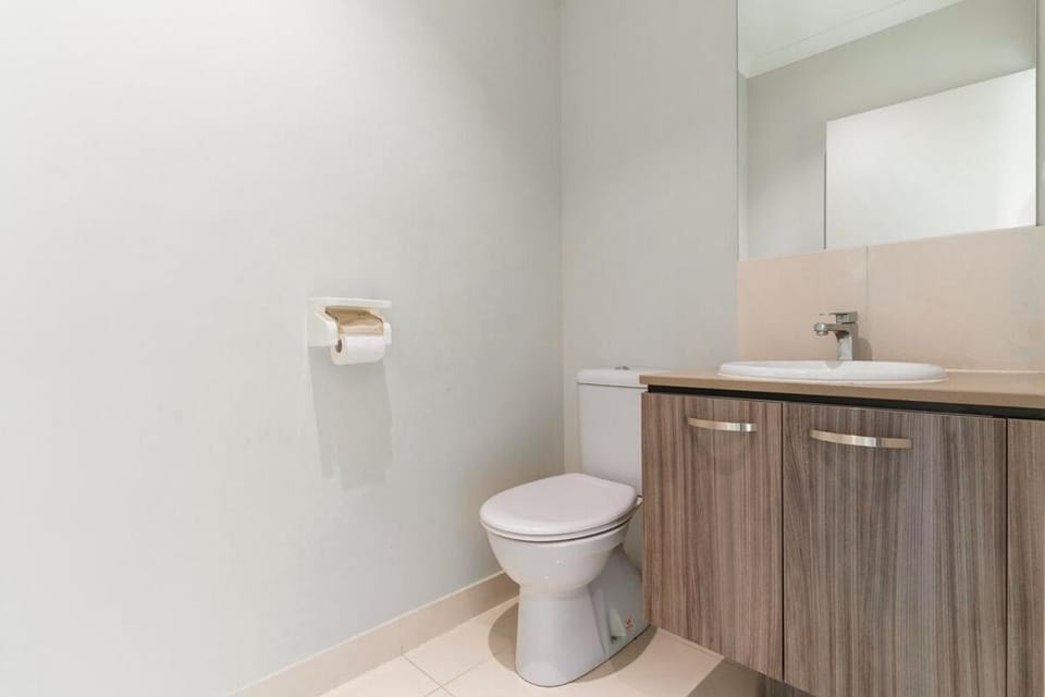 Spacious Point Cook Retreat & Free Parking House in Melbourne