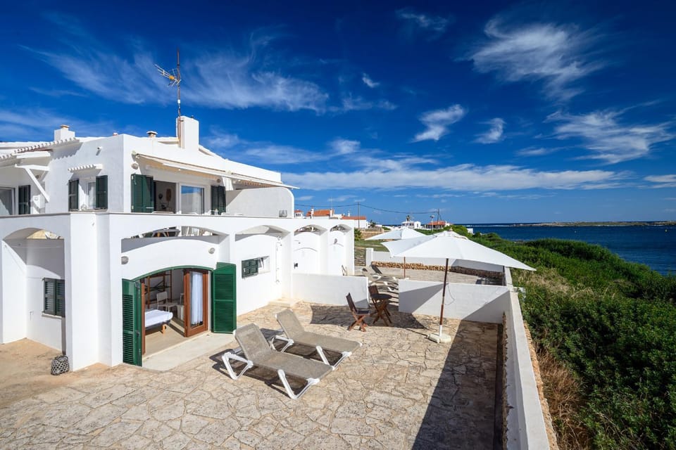 Property building, Spring, Off site, Day, Natural landscape, sunbed