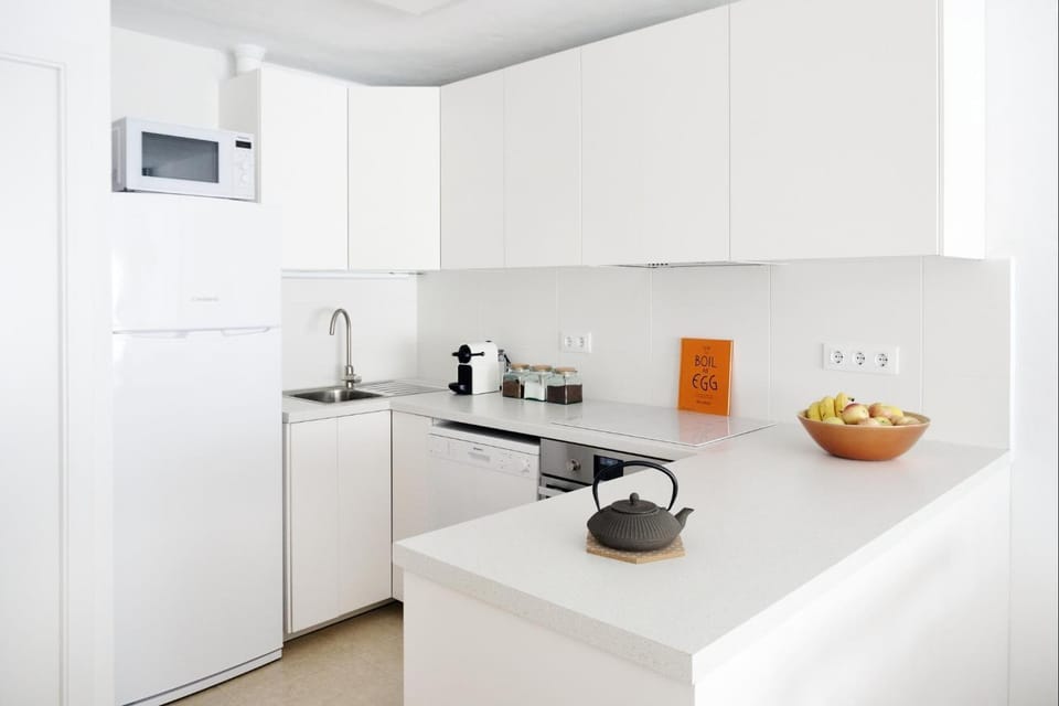 Coffee/tea facilities, Kitchen or kitchenette, oven, stove, toaster