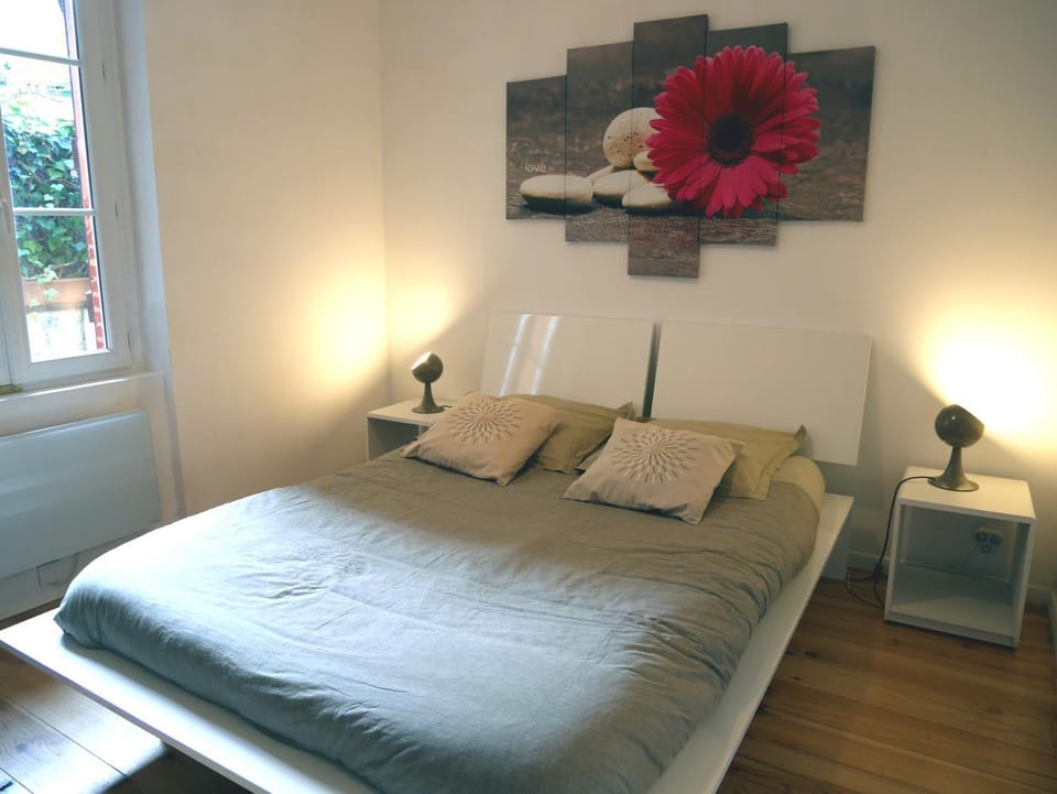 Photo of the whole room, Bedroom