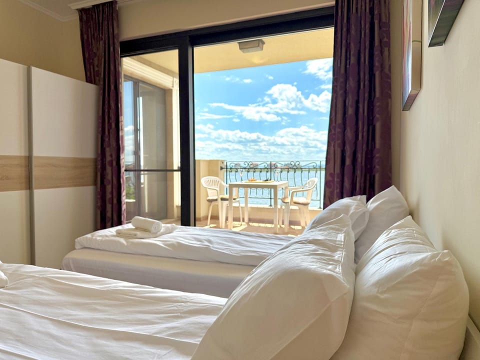 Bed, Natural landscape, View (from property/room), Balcony/Terrace, Photo of the whole room, Bedroom