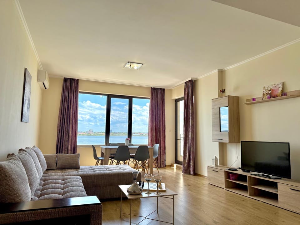 TV and multimedia, View (from property/room), Living room, Seating area, Dining area, Evening entertainment