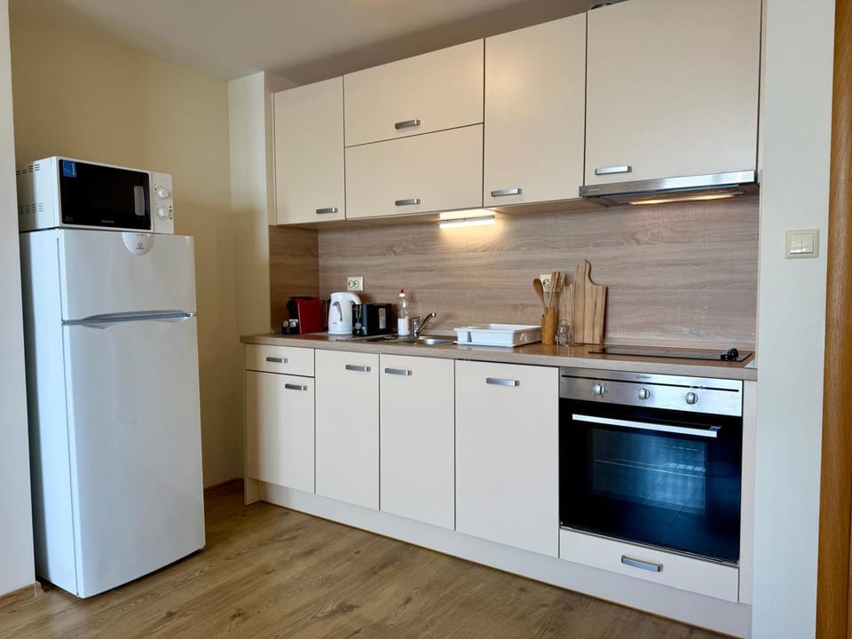 Coffee/tea facilities, Kitchen or kitchenette, oven, stove, toaster