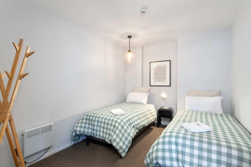 Sunny 3BR Petone Apt - Close to Shops Transit Apartment in Lower Hutt