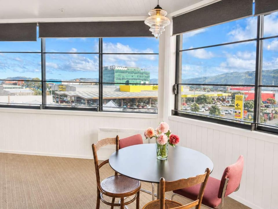 Sunny 3BR Petone Apt - Close to Shops Transit Apartment in Lower Hutt