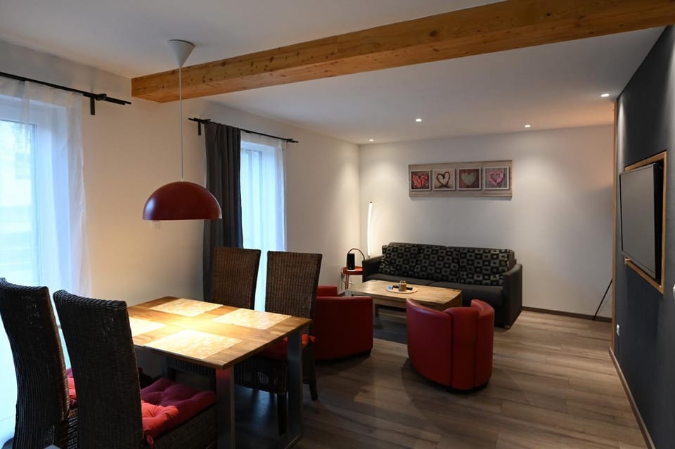 TV and multimedia, Seating area, Dining area
