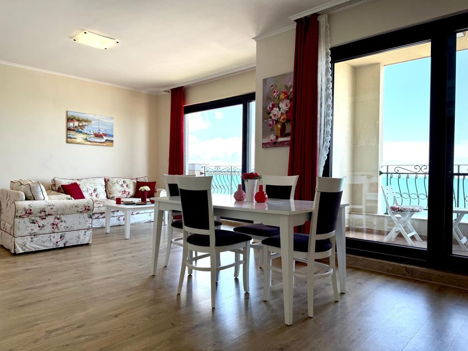 Living room, Decorative detail, Seating area, Dining area, Sea view