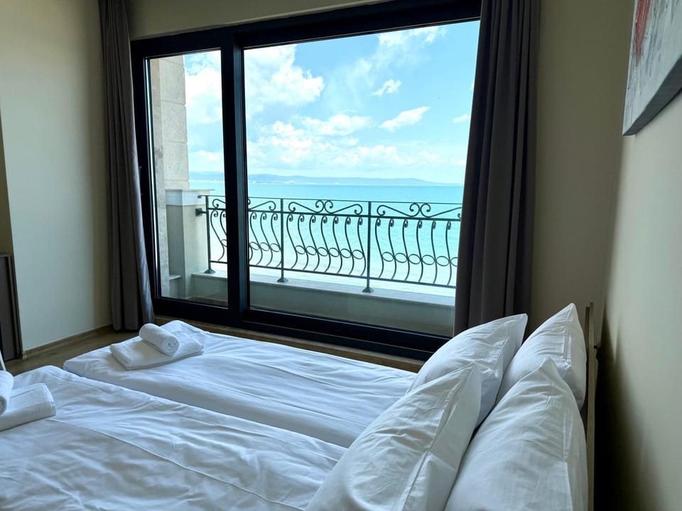 Bed, Natural landscape, View (from property/room), Balcony/Terrace, Photo of the whole room, Bedroom, Sea view