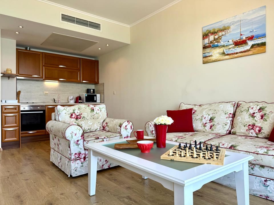 Kitchen or kitchenette, Living room, Seating area, Dining area, stove, air conditioner