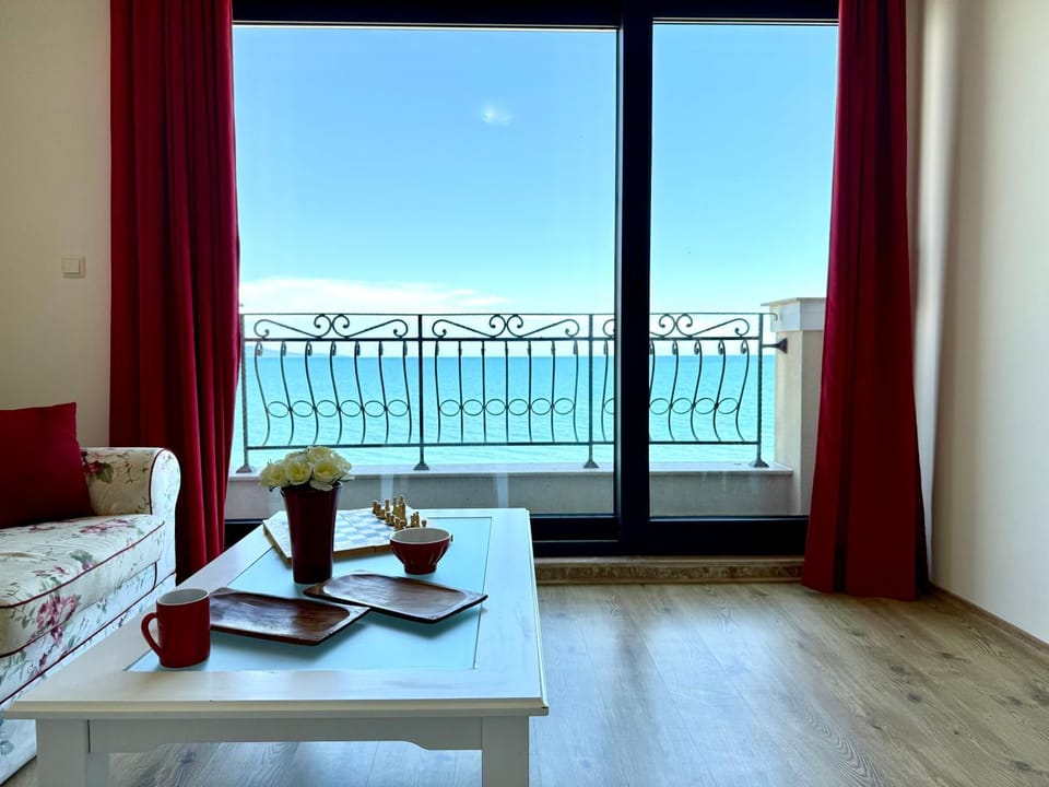 Day, View (from property/room), Balcony/Terrace, Living room, Seating area, Dining area, Sea view
