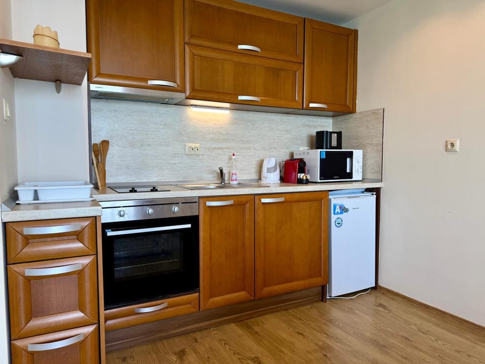 Coffee/tea facilities, Kitchen or kitchenette, dishwasher, oven, stove, toaster