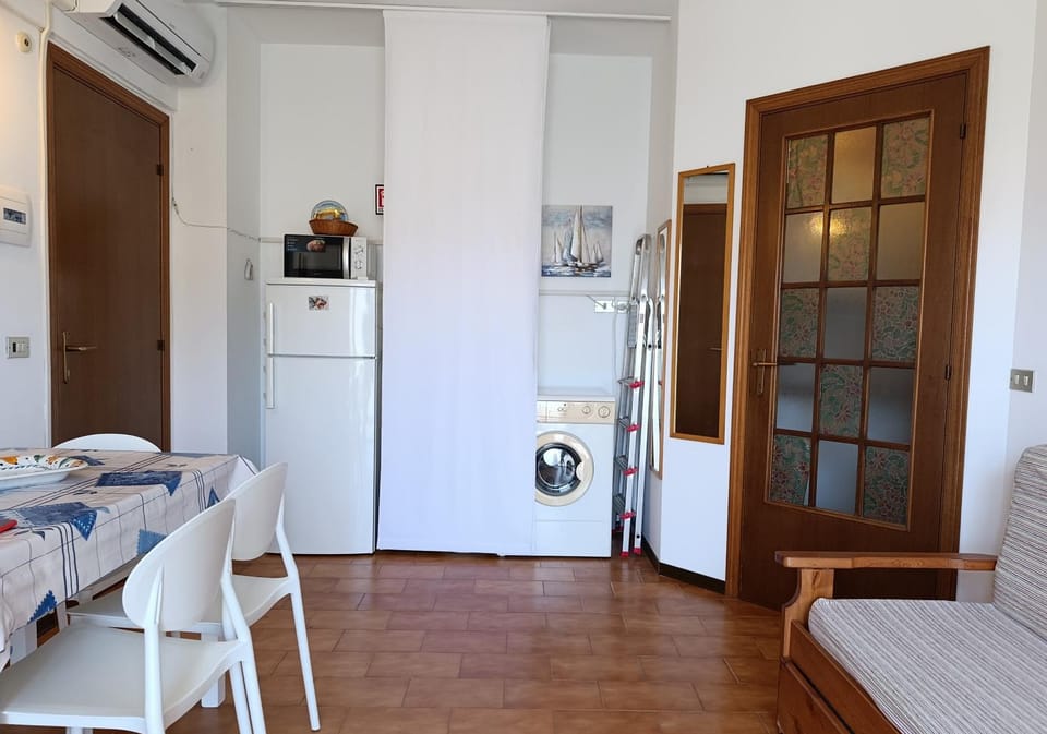 Seating area, washing machine, air conditioner