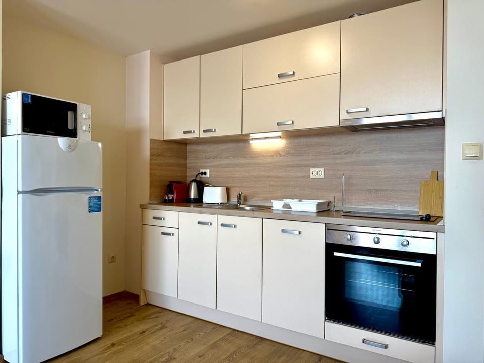 Coffee/tea facilities, Kitchen or kitchenette, dishwasher, oven, toaster