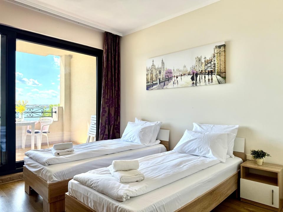 Bed, Balcony/Terrace, Photo of the whole room, Seating area, Bedroom, towels