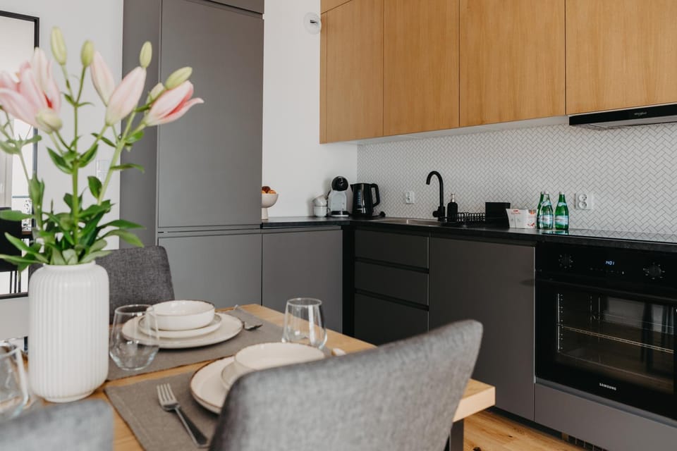 Coffee/tea facilities, Kitchen or kitchenette, Dining area, stove