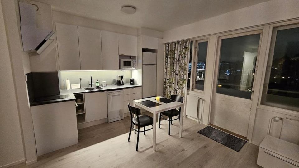 Coffee/tea facilities, Kitchen or kitchenette, Dining area, dishwasher, oven, stove, toaster