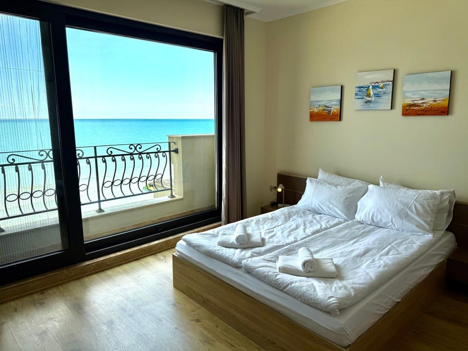 Bed, View (from property/room), Balcony/Terrace, Bedroom, Sea view, towels