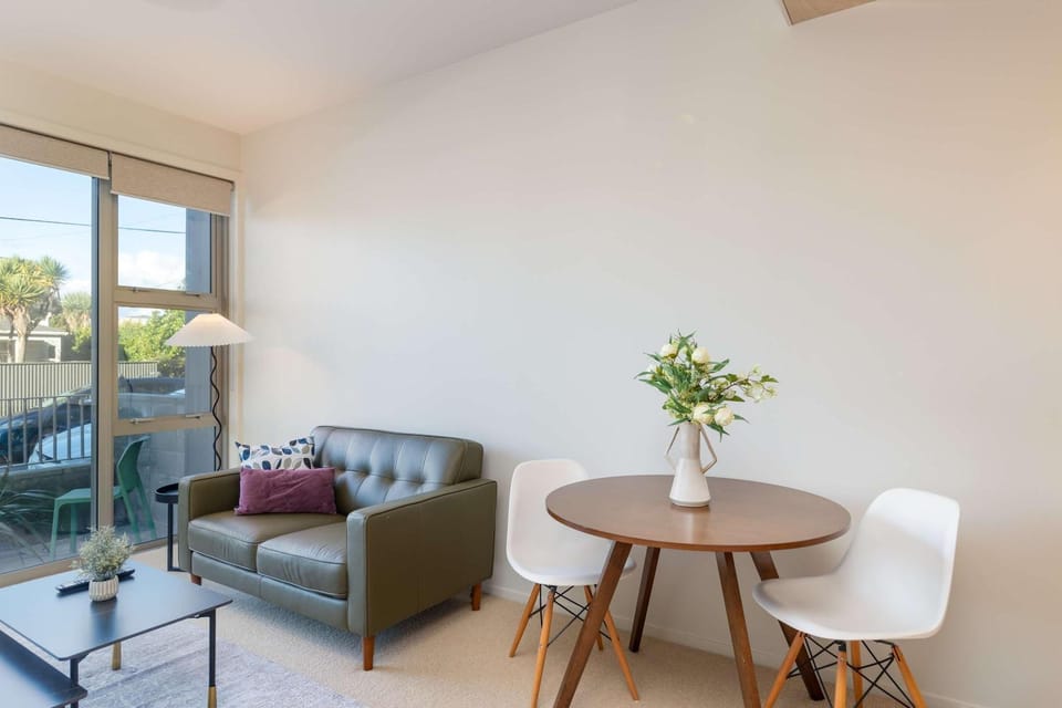 Petone Studio - Balcony Bath Tub Sleeps 2 Apartment in Lower Hutt