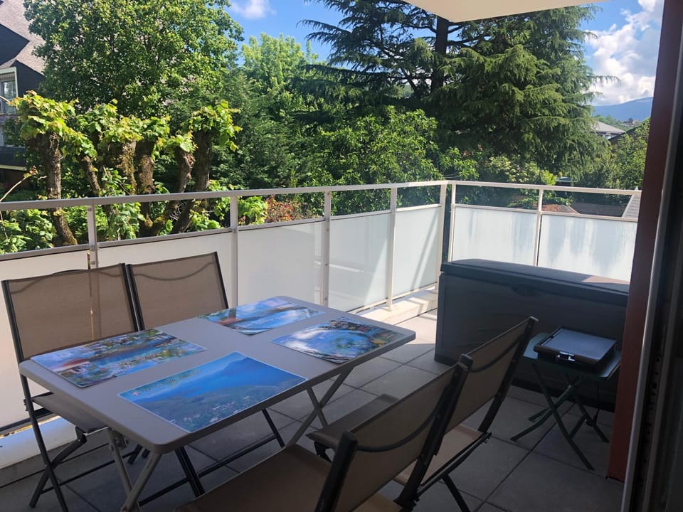 View (from property/room), Balcony/Terrace, Dining area, Garden view