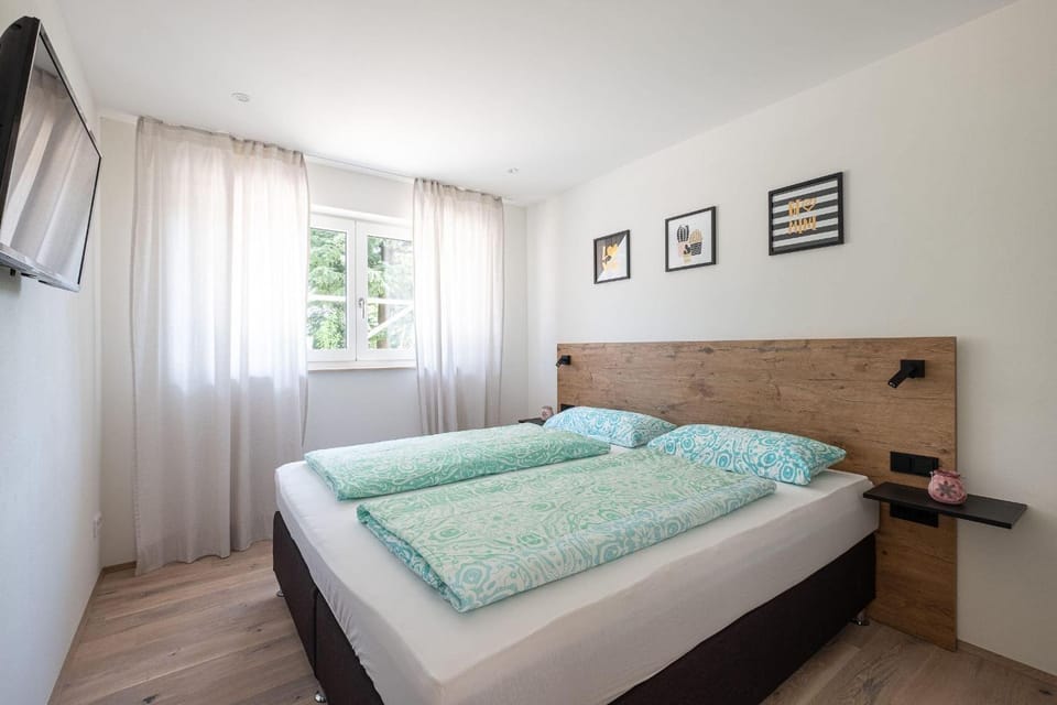 Bed, TV and multimedia, View (from property/room), Photo of the whole room, Bedroom